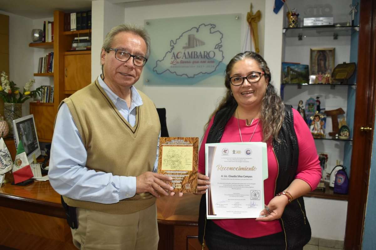 Cronistas entregan reconocimiento a la Alcaldesa de Acámbaro, Claudia Silva Campos.